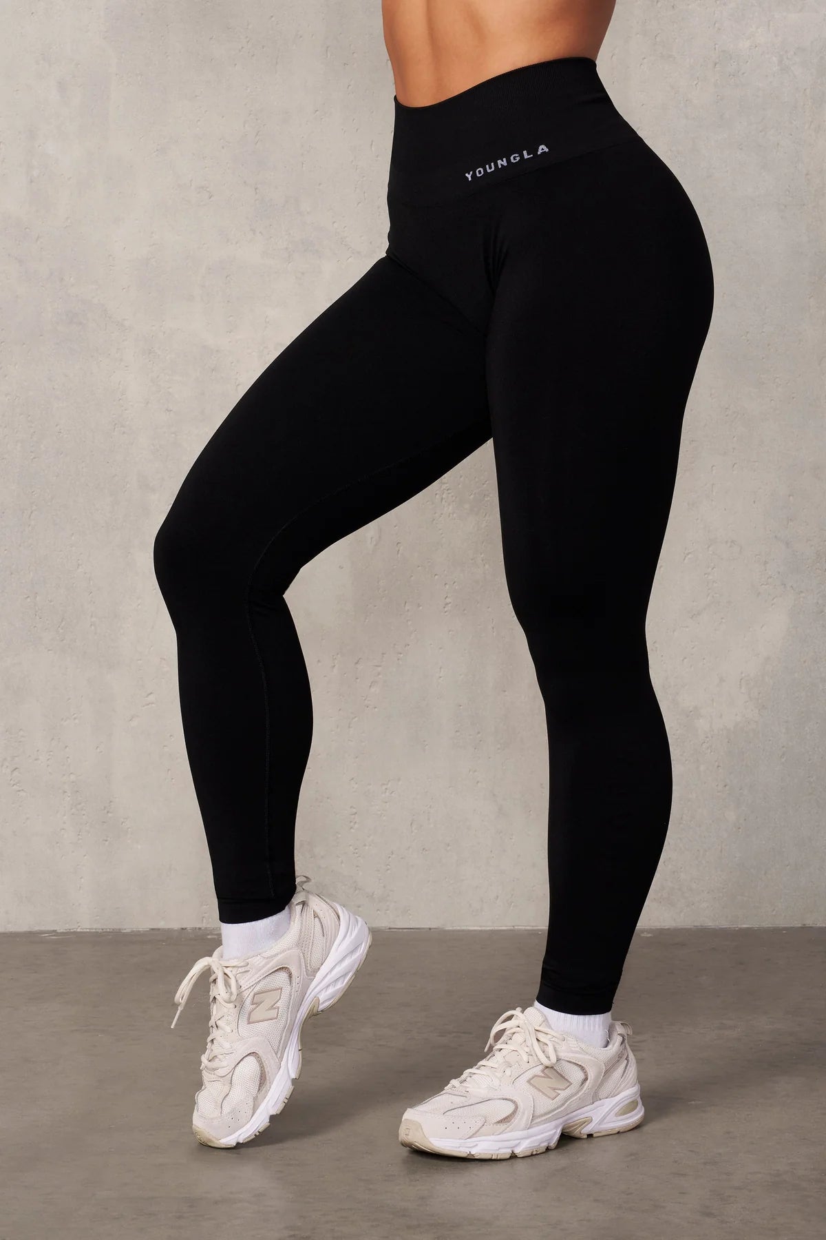YOUNGLA W220 - CORE SEAMLESS LEGGINGS {Black}
