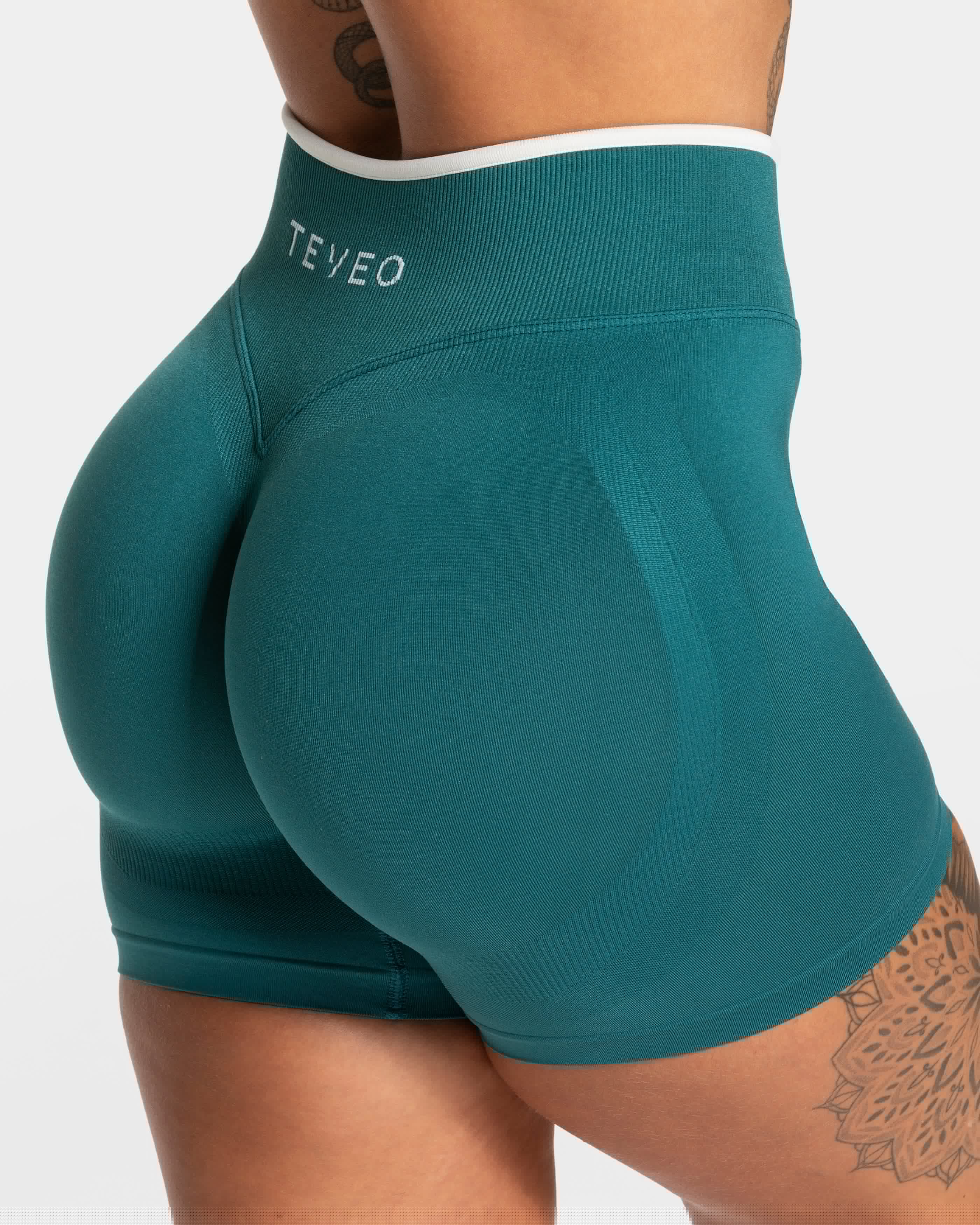 TEVEO Contrastline Sculpt Scrunch Shorts