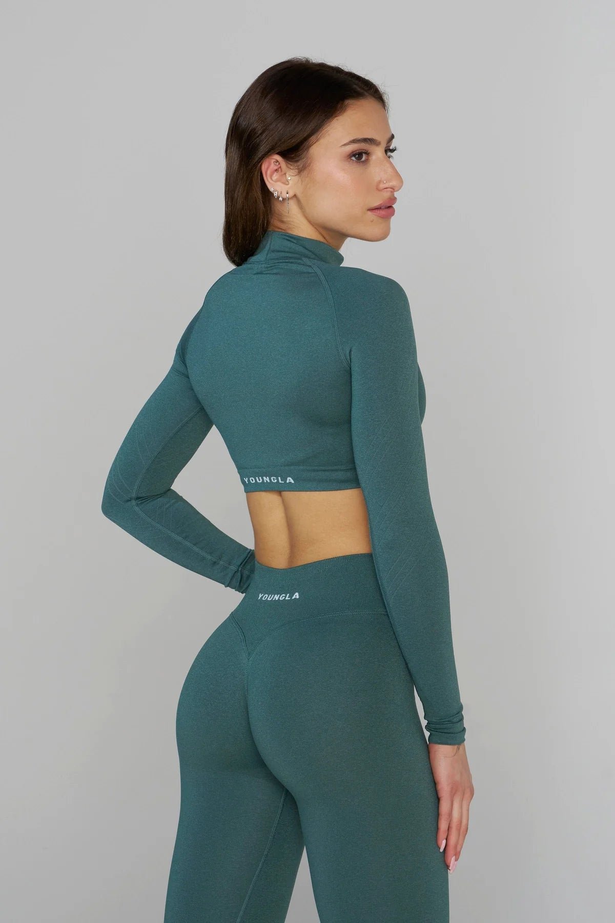 YOUNGLA W445 SEAMLESS CURVE LONGSLEEVE CROP {PINE}