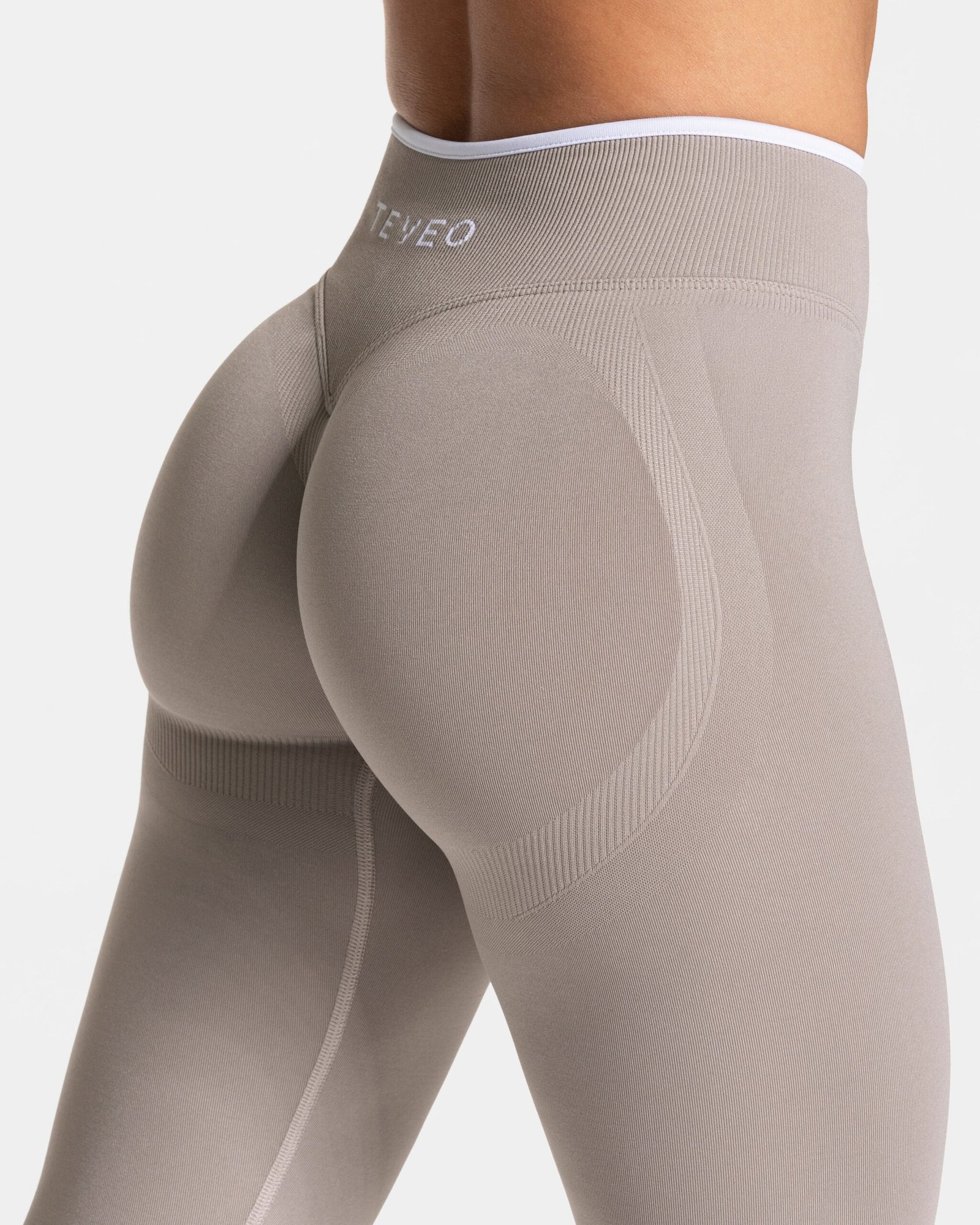 Contrastline Sculpt Scrunch Leggings ‘Stone’ - Image 4